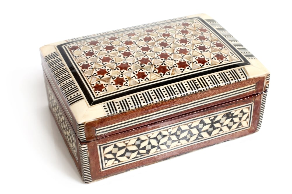 Comparison of veneer and solid wood inlays